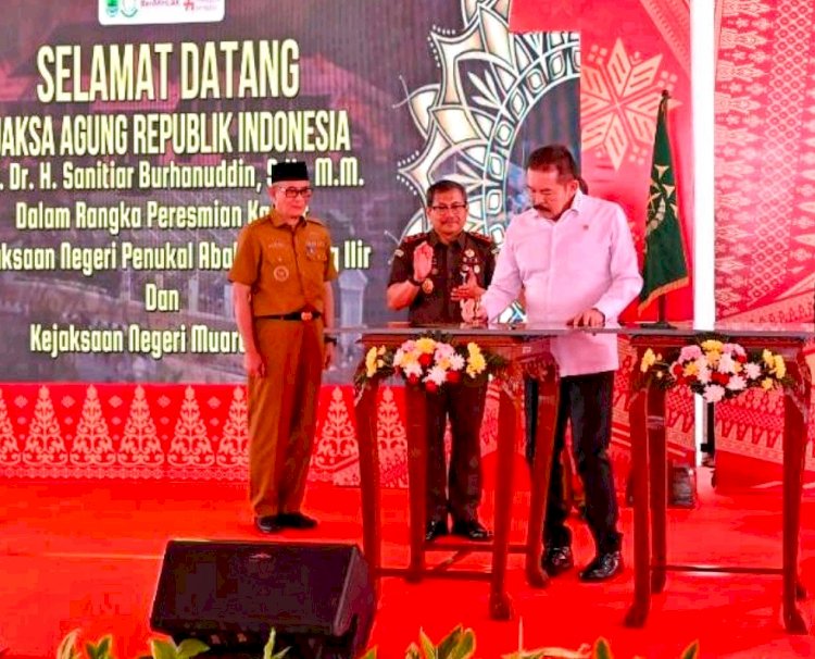 Bupati PALI Heri Amalindo mendampingi Jaksa Agung, Prof Dr H Sanitiar Burhanuddin SH MM menandatangani plakat peresmian Gedung Kejaksaan Negeri PALI. (ist/rmolsumsel.id)