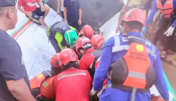 Tim SAR Gabungan bersama masyarakat terus melakukan evakuasi mayat bocah perempuan Nazwa yang hanyut dan tenggelam di Sungai Enim/ist