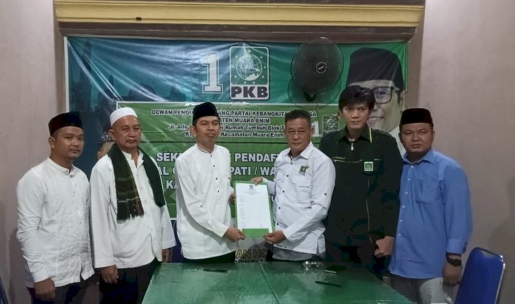 Bakal calon Bupati Muara Enim, Ahmad Mujtaba terima formulir penjaringan bakal calon Bupati dan Wakil Bupati Muara Enim di sekretariat DPC PKB Muara Enim (noviansyah/rmolsumsel.id)