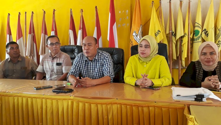 Ketua DPD Partai Golkar Kabupaten Musi Rawas, Firdaus Cik Olah memberikan penjelasan kepada wartawan/Foto: Ansyori Malik