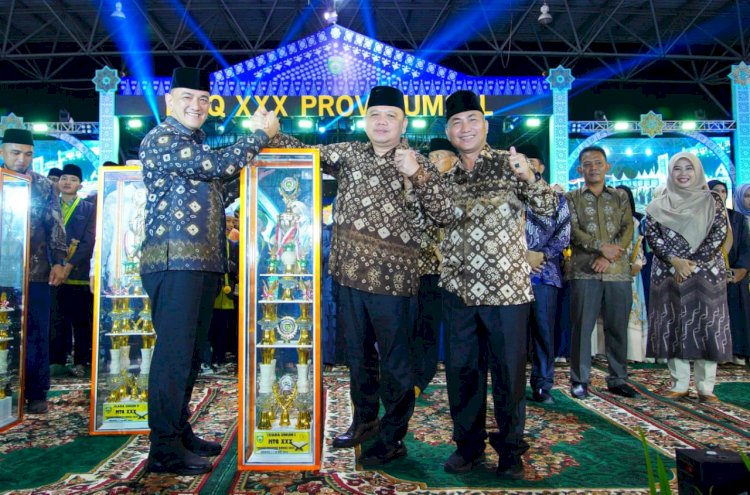 Asisten I Bidang Pemerintahan dan Kesra Pemprov Sumsel, Edward Chandra menyerahkan tropy kepada Pj Bupati Muba Sandi Pahlefi/ist
