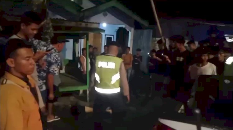 Petugas mengevakuasi korban kecelakaan di Kota Lubuklinggau yang menewaskan dua orang/ist