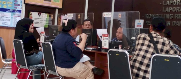 Orang tua wali murid saat melapor ke SPKT Polrestabes Palembang. (ist/rmolsumsel.id) 