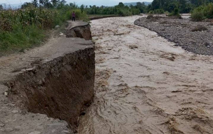 Akses jalan dari Desa Pulau tengah ke desa Talang Padang terputus/ist