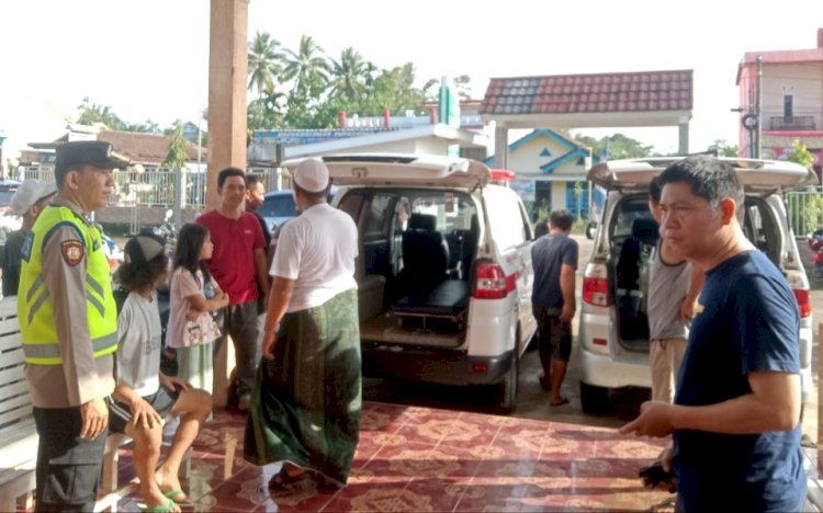 Proses evakuasi pengendara motor dari mobil Ambulans. (ist/rmolsumsel.id) 