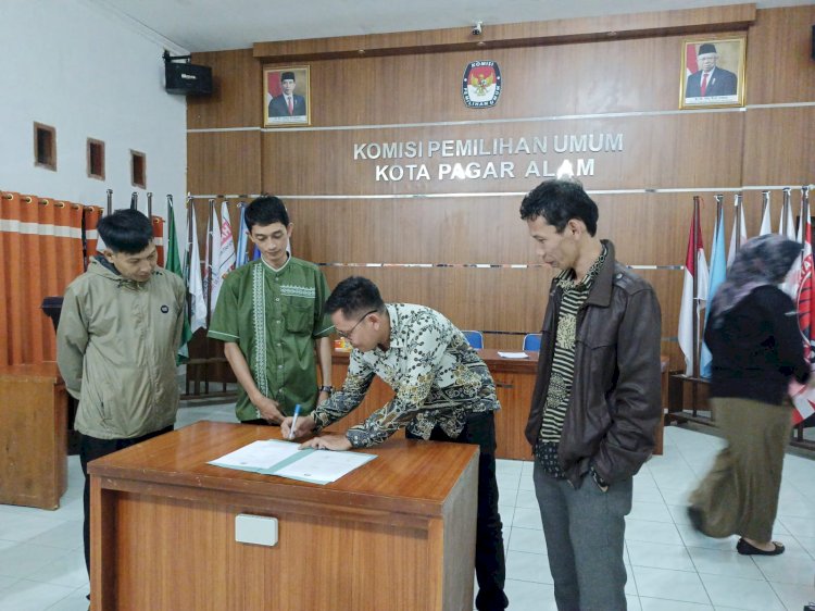 Pasangan Balon Walikota dan Wakil Walikota Ustad Muhaimin dan Dr Elvera saat berada di KPU Pagar Alam. (Taufik/RMOLSumsel.id)