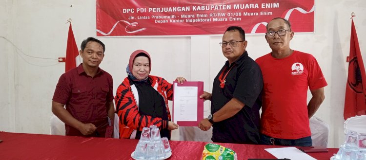Kader Partai Demokrasi Indonesia Perjuangan (PDI Perjuangan) Muara Enim, Munyati  saat mendaftar Bacawabup. (ist/rmolsumsel.id) 