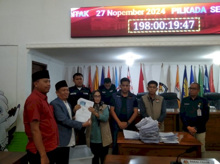 Proses verifikasi berkas Calon Independen yang oleh KPUD Muara Enim. (ist/rmolsumsel.id) 