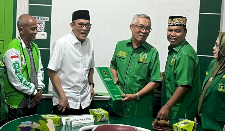 Heri Amalindo saat mengambil formulir pendaftaran Balongub Sumsel di Kantor DPW  Partai Persatuan Pembangunan (PPP) Sumsel/ist