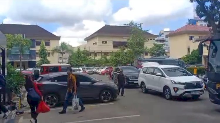 Penyidik Direktorat Tindak Pidana Ekonomi dan Khusus Bareskrim Polri tiba di gedung Subarkah Ditreskrimsus Polda Sumsel . (Fauzi/RMOLSumsel.id)