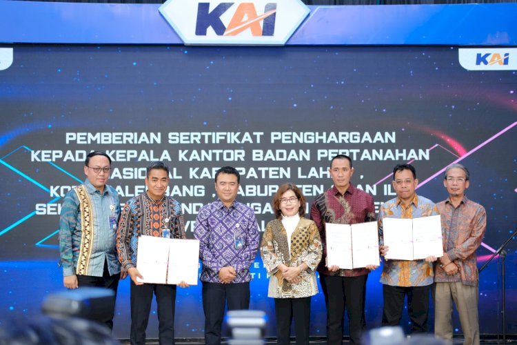 Pemberian penghargaan kepada Polda Sumsel dan BPN. (ist/rmolsumsel.id) 