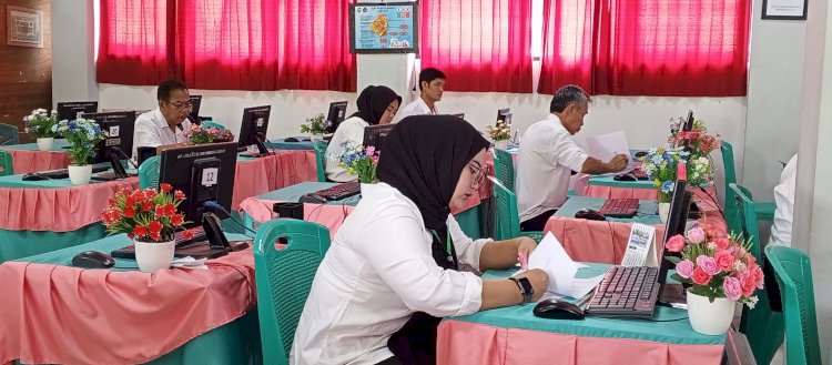 Suasana ujian tertulis seleksi penerimaan Panitia Pengawas Kecamatan (Panwascam) di SMKN 1 Muara Enim. (Noviansyah/RMOLSumsel.id)