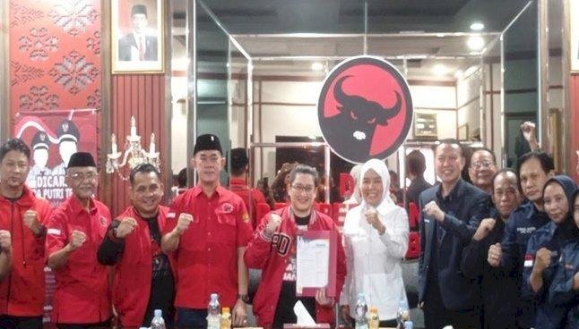 Bakal calon Walikota (Balonwako) Palembang Fitrianti Agustinda, resmi mengembalikan formulir pendaftaran Balonwako dari PDIP. (ist/rmolsumsel.id)
