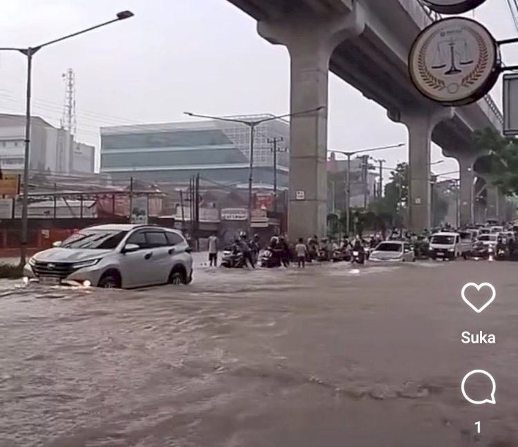 Banjir di kawasan jalan Kol H Burlian KM 7 Palembang/Foto:IG@sumselcom