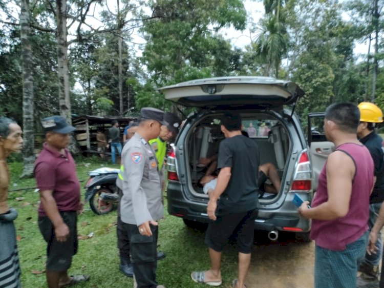 Petugas mengevaluasi pemuda yang tersambar petir/ist