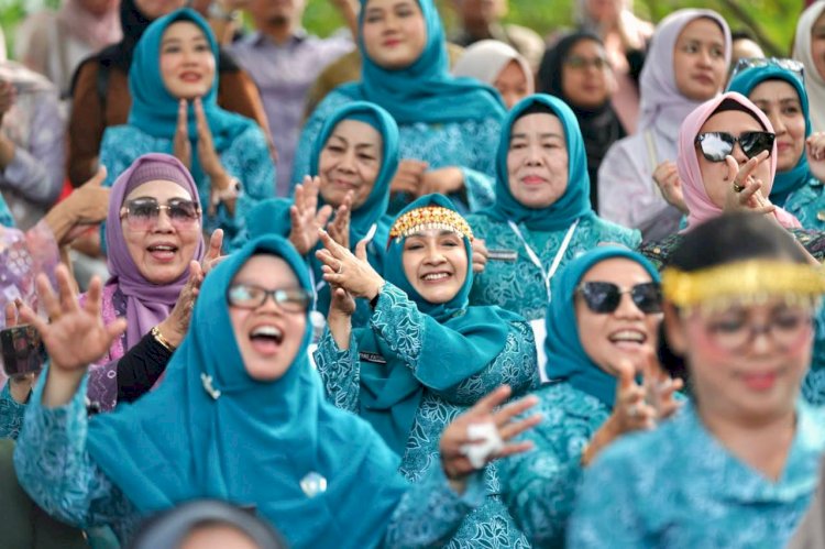 Pj Ketua TP PKK Sumsel, Tyas Fatoni bersama jajaran pengurus. (ist/rmolsumsel.id) 