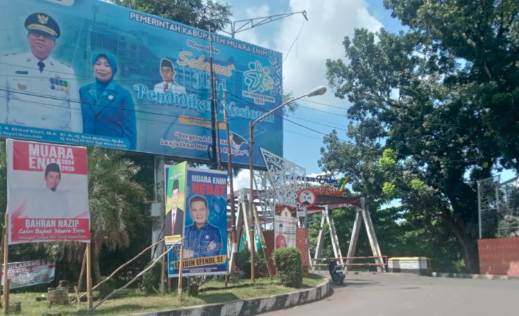 Baliho dan poster para kandidat Cabup dan Cabup Muara Enim mulai ramai mensosialisasikan diri.  (Noviansyah/RMOLSumsel.id)