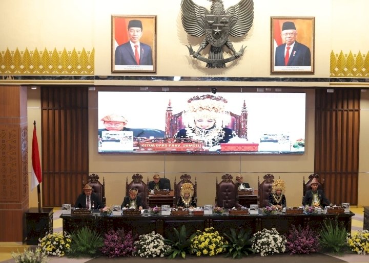 Peringatan Hari Jadi ke 78 Provinsi Sumsel, Rabu (15/5) Ketua DPRD Sumsel Hj RA Anita Noeringhati dan Wakil Ketua DPRD Sumsel Kartika Sandra Desi mengenakan pakaian adat Palembang berserta perhiasannya.(ist/rmolsumsel.id)