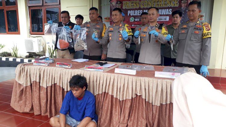 Tersangka saat dihadirkan dalam pres rilis ungkap kasus oleh Polres Musi Rawas. (Ansyori Malik/RMOLSumsel.id)