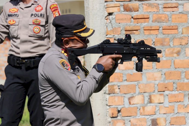 Kapolres Muratara, AKBP Koko Arianto Wardani, memimpin apel dan langsung mengecek senjata api/ist