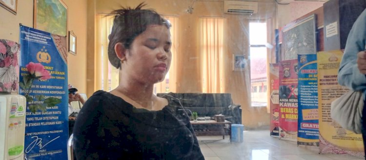 Korban Ria ketika membuat laporan polisi di SPKT Polrestabes Palembang. (Denny Pratama/RMOLSumsel.id)