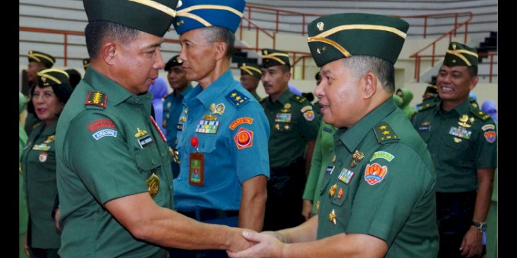 Panglima TNI Jenderal TNI Agus Subiyanto menyalami pati yang mendapat kenaikan pangkat di GOR A. Yani, Mabes TNI, Cilangkap, Jakarta Timur, Rabu (15/5)./Puspen TNI