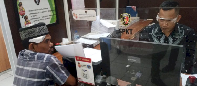  Korban Hermanto ketika membuat laporan polisi di SPKT Polrestabes Palembang. (Denny Pratama/RMOLSumsel.id)