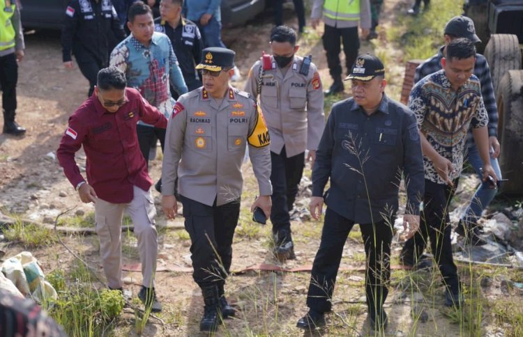 Kapolda Sumsel Irjen Pol A Rachmad Wibowo bersama Pj Bupati Muba Sandi Pahlepi meninjau lokasi sumur minyak di Muba/ist