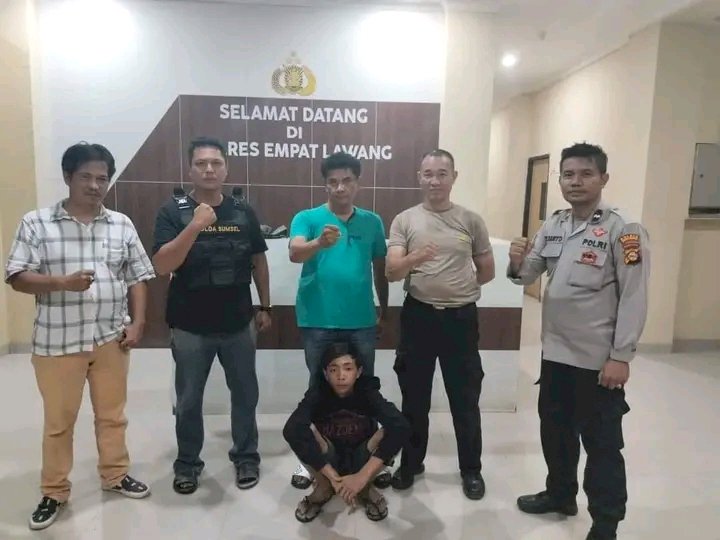 Firdaus bapak muda yang tega membanting bayinya berusia satu bulan lima hari hingga tewas saat berada di Polres Empat Lawang. (Handout)
