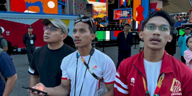 Wakil Ketua Umum FPTI, Herry Heryawan (kiri) bersama atlet panjat tebing di Shanghai, China /Ist