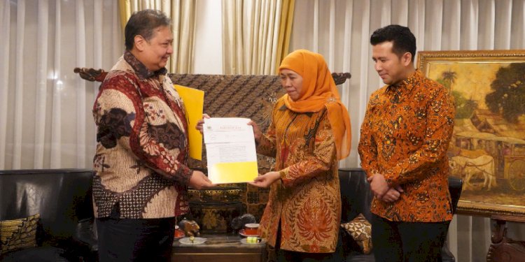 Ketum Golkar, Airlangga Hartarto memberi surat rekomendasi kepada Khofifah Indar Parawansa dan Emil Dardak/RMOL 