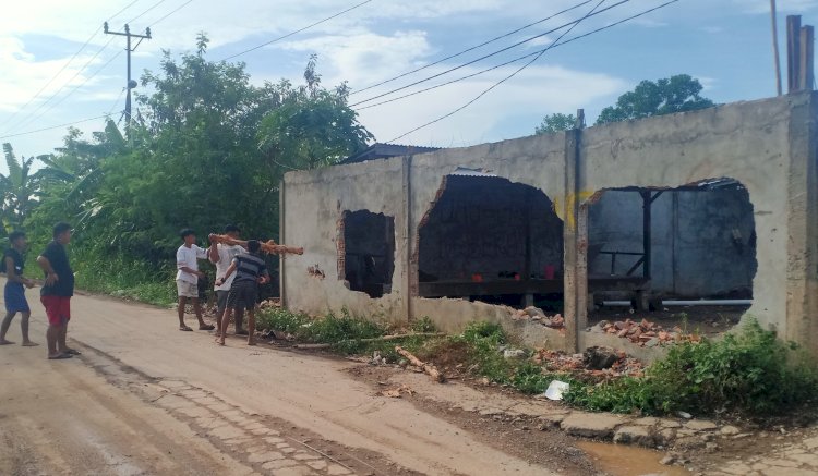 Pembongkaran gudang BBM ilegal yang dilakukan secara mandiri oleh pemiliknya/Foto: Denny Pratama