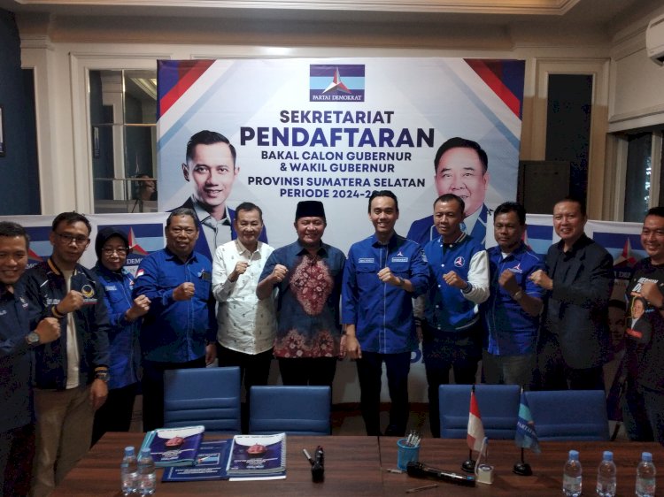 Bakal calon Gubernur (Balongub) Sumatera Selatan (Sumsel), Herman Deru mengembalikan berkas formulir pendaftaran ke Partai Demokrat. (ist/rmolsumsel.id) 
