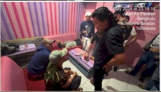Petugas dari Polres Pagar Alam saat melakukan razia. (ist/rmolsumsel.id) 