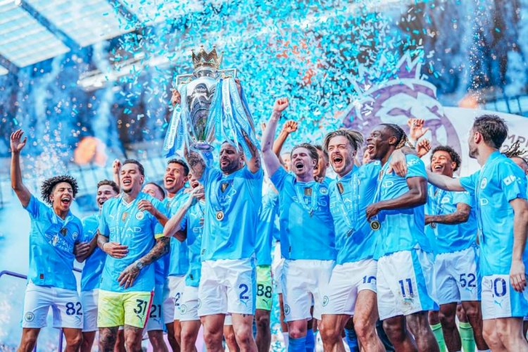Tim Manchester City mengangkat trophy juara Liga Inggris/net