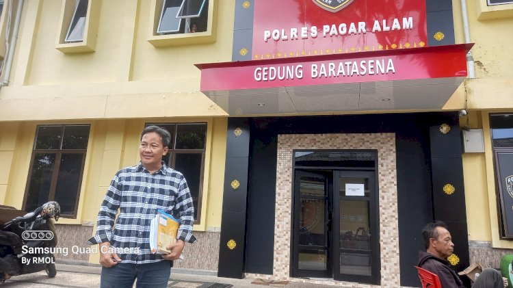 Ketua YLKI Sanderson Syafei Usai di Periksa Pidsus Polres Pagar Alam Senin (20/5). (Taufik/RMOLSumsel.id)