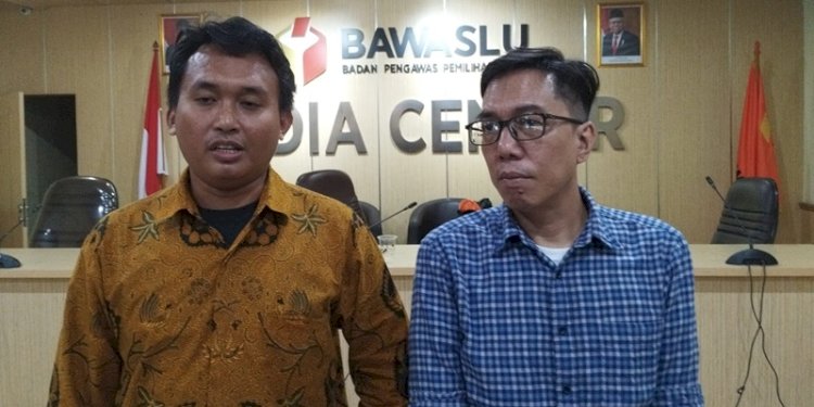 Pengacara Themis Indonesia, Ibnu Syamsu bersama John Muhammad yang merasa dirugikan KPU saat ingin maju sebagai bakal calon gubernur DKI Jakarta Perseorangan, usai melapor di Kantor Bawaslu RI, Jalan MH Thamrin, Gondangdia, Menteng, Jakarta Pusat, Senin sore (20/5)/RMOL