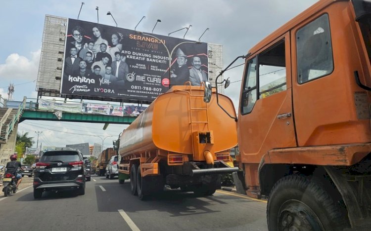 Iring-iringan mobil truk tonase besar melintas di Jalan R Soekamto, tepatnya di depan PTC Mall ketika memasuki jam sibuk. Padahal, truk ini hanya diperbolehkan melintas pada pukul 21.00WIB hingga pukul 06.00WIB. (Redaksi RmolSumsel.id)