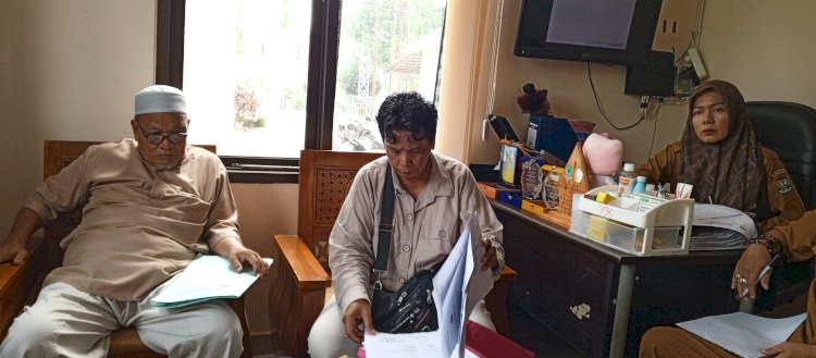 Pihak kedua yang mengklaim kepemilikan lahan, Lin Minarni sedang berusaha menunjukan letak tanah berdasarkan sertifikat (noviansyah/rmolsumsel.id)