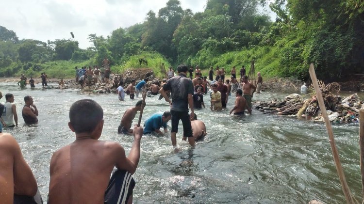 Warga Desa Tuboan gotong royong membangun irigasi semi permanen untuk mengairi sawah mereka. (ist/rmolsumsel.id) 