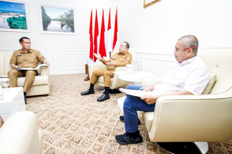 Pj Bupati Muba Sandi Pahlepi bersama Ketua KONI Muba Marjoni membahas persiapan Porprov/ist