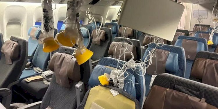 Kondisi di dalam pesawat SIA setelah pendaratan darurat di Bandara Suvarnabhumi Bangkok pada Selasa, 21 Mei/Net
