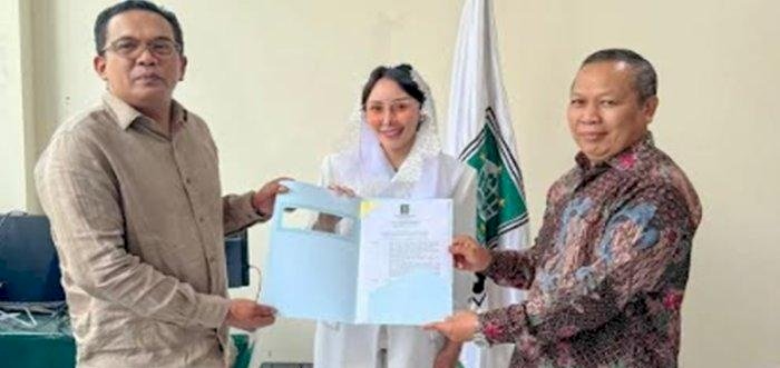 Nandriani Octarina saat menerima surat penugasan dari DPP PKB. (ist/rmolsumsel.id)