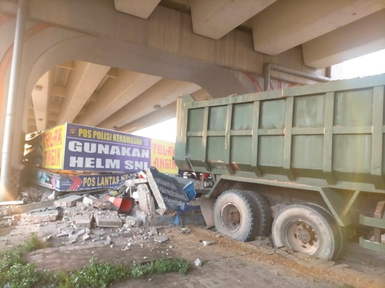 Kondisi Pos Lantas Nilakandi hancur usai dihantam Dump truk pengangkut tanah. (Fauzi/RMOLSumsel.id)
