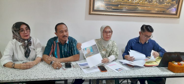  Kepala Dinas Koperasi dan UKM Musi Banyuasin Irwan Sazili didampingi kuasa hukumnya Titis Rachmawati SH menunjukkan berita online yang memfitnah kliennya melakukan pelecehan seksual terhadap stafnya. (Fauzi/RMOLSumsel.id)