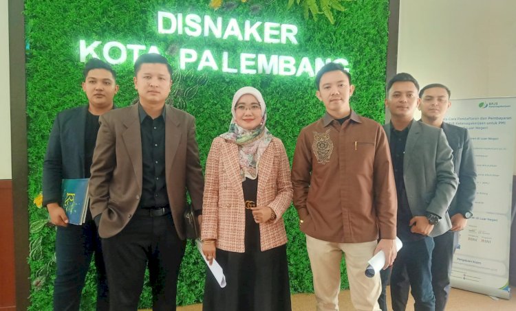 Conie didampingi Kuasa Hukumnya usai membuat laporan di Disnaker Kota Palembang/Foto: Denny Pratama
