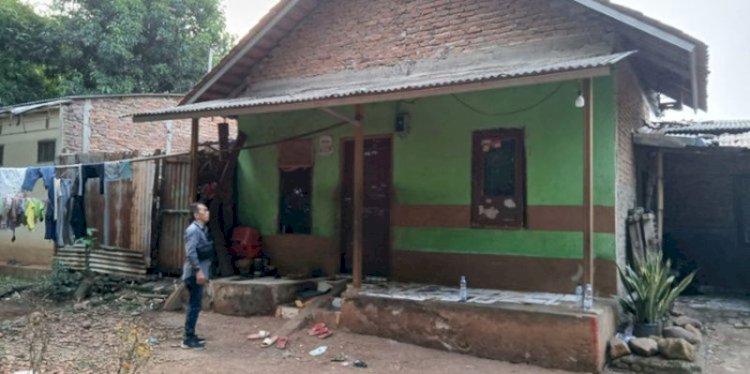 Rumah sederhana yang dihuni Egi bersama nenek dan keluarganya/RMOLJabar