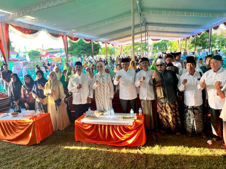 Duet Mawardi Yahya-RA Anita Noeringhati berfoto bersama warga NU Muara Enim. (ist/rmolsumsel.id) 