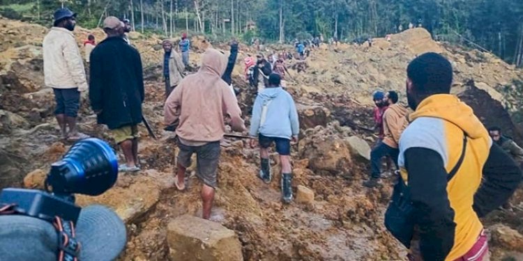 Tangkapan layar video timbunan longsor di media sosial. (ist/rmolsumsel.id) 