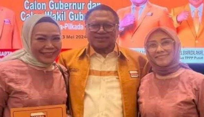 Pasangan Holda-Meli saat menerima rekomendasi dari DPP Partai Hanura. (ist/rmolsumsel.id) 